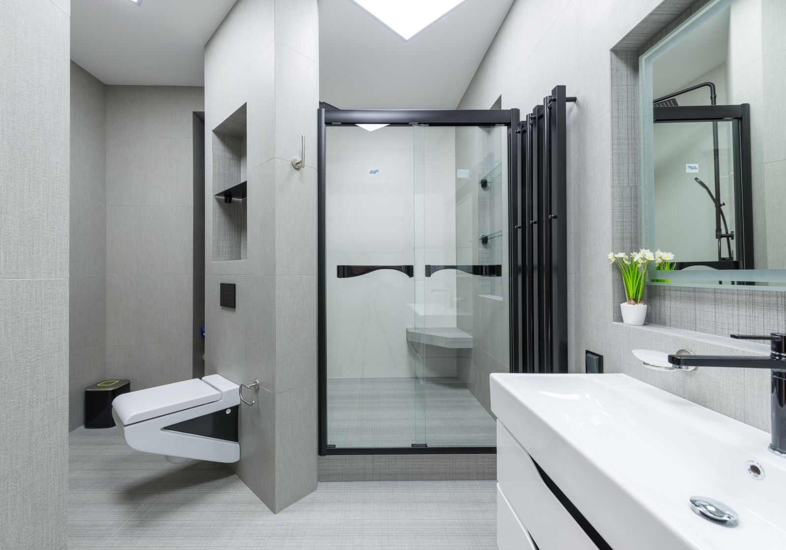 Bagno moderno grigio chiaro con box doccia in vetro